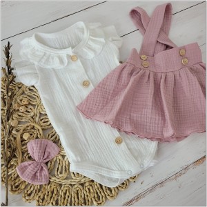 Komplet muślinowy na chrzest spódniczka z szelkami. Przewiewny komplet dla dziewczynki na lato. Muślinowy zestaw: body, opaska i spódniczka na szelkach.