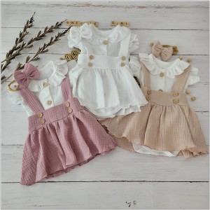 Komplet muślinowy na chrzest spódniczka z szelkami. Przewiewny komplet dla dziewczynki na lato. Muślinowy zestaw: body, opaska i spódniczka na szelkach.