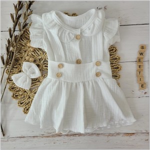 Komplet muślinowy na chrzest spódniczka z szelkami. Przewiewny komplet dla dziewczynki na lato. Muślinowy zestaw: body, opaska i spódniczka na szelkach.