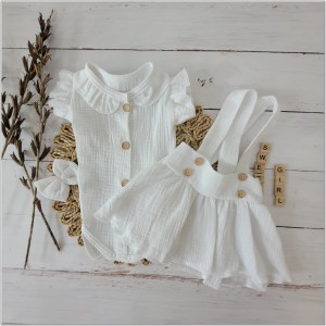 Komplet muślinowy na chrzest spódniczka z szelkami. Przewiewny komplet dla dziewczynki na lato. Muślinowy zestaw: body, opaska i spódniczka na szelkach.