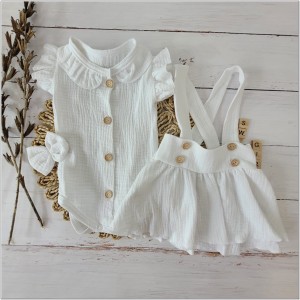 Komplet muślinowy na chrzest spódniczka z szelkami. Przewiewny komplet dla dziewczynki na lato. Muślinowy zestaw: body, opaska i spódniczka na szelkach.