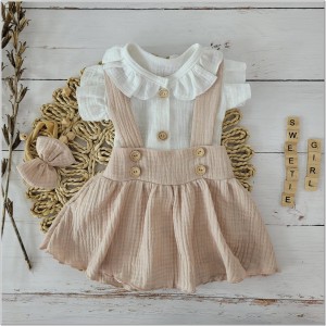 Komplet muślinowy na chrzest spódniczka z szelkami. Przewiewny komplet dla dziewczynki na lato. Muślinowy zestaw: body, opaska i spódniczka na szelkach.