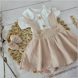 Komplet muślinowy na chrzest spódniczka z szelkami. Przewiewny komplet dla dziewczynki na lato. Muślinowy zestaw: body, opaska i spódniczka na szelkach.