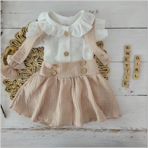 Komplet muślinowy na chrzest spódniczka z szelkami. Przewiewny komplet dla dziewczynki na lato. Muślinowy zestaw: body, opaska i spódniczka na szelkach.