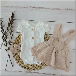 Komplet muślinowy na chrzest spódniczka z szelkami. Przewiewny komplet dla dziewczynki na lato. Muślinowy zestaw: body, opaska i spódniczka na szelkach.