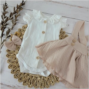 Komplet muślinowy na chrzest spódniczka z szelkami. Przewiewny komplet dla dziewczynki na lato. Muślinowy zestaw: body, opaska i spódniczka na szelkach.