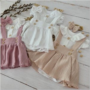 Komplet muślinowy na chrzest spódniczka z szelkami. Przewiewny komplet dla dziewczynki na lato. Muślinowy zestaw: body, opaska i spódniczka na szelkach.