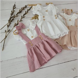 Komplet muślinowy na chrzest spódniczka z szelkami. Przewiewny komplet dla dziewczynki na lato. Muślinowy zestaw: body, opaska i spódniczka na szelkach.