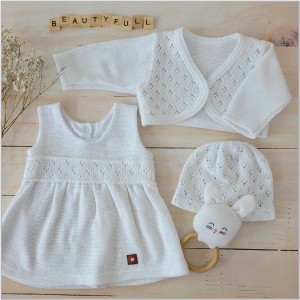 Elegancka, włóczkowa sukienka na chrzest. Komplet z bolerkiem i czapką dla dziewczynki.  Unikalny zestaw dla dziewczynki.