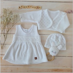 Elegancka, włóczkowa sukienka na chrzest. Komplet z bolerkiem i czapką dla dziewczynki.  Unikalny zestaw dla dziewczynki.