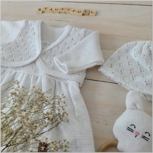 Elegancka, włóczkowa sukienka na chrzest. Komplet z bolerkiem i czapką dla dziewczynki.  Unikalny zestaw dla dziewczynki.