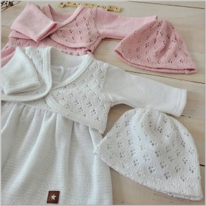 Elegancka, włóczkowa sukienka na chrzest. Komplet z bolerkiem i czapką dla dziewczynki.  Unikalny zestaw dla dziewczynki.