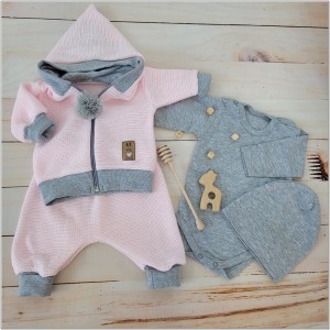 Włóczkowy 4 częściowy dres baggy niemowlęcy .Bardzo wygodny i ciepły .Doskonały na prezent dla noworodka .Kolor różowo - szary.