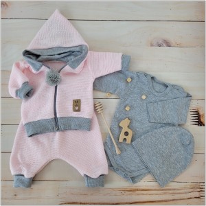 Włóczkowy 4 częściowy dres baggy niemowlęcy .Bardzo wygodny i ciepły .Doskonały na prezent dla noworodka .Kolor różowo - szary.