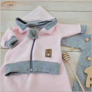 Włóczkowy 4 częściowy dres baggy niemowlęcy .Bardzo wygodny i ciepły .Doskonały na prezent dla noworodka .Kolor różowo - szary.