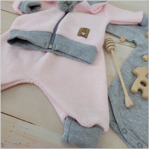 Włóczkowy 4 częściowy dres baggy niemowlęcy .Bardzo wygodny i ciepły .Doskonały na prezent dla noworodka .Kolor różowo - szary.