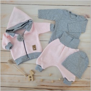 Włóczkowy 4 częściowy dres baggy niemowlęcy .Bardzo wygodny i ciepły .Doskonały na prezent dla noworodka .Kolor różowo - szary.