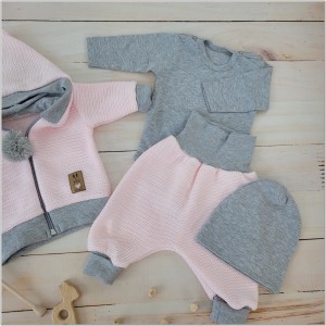 Włóczkowy 4 częściowy dres baggy niemowlęcy .Bardzo wygodny i ciepły .Doskonały na prezent dla noworodka .Kolor różowo - szary.