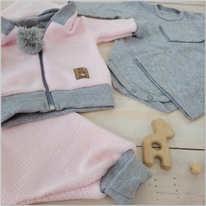 Włóczkowy 4 częściowy dres baggy niemowlęcy .Bardzo wygodny i ciepły .Doskonały na prezent dla noworodka .Kolor różowo - szary.