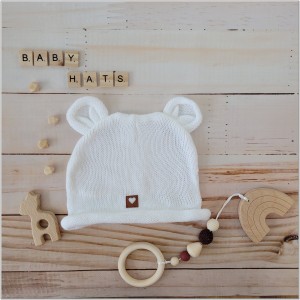 czapka biała włóczkowa niemowlęca. Czapka dla niemowlaka na wiosnę, jesień. Czapka dla noworodka
