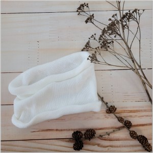 Tuba jednowarstwowa dziecięca. Biała włóczkowa tuba dla dziecka. Komin dziecięcy.