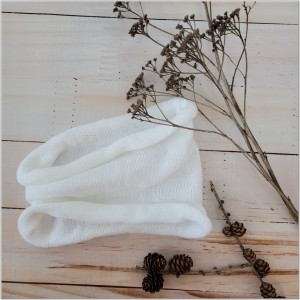 Tuba jednowarstwowa dziecięca. Biała włóczkowa tuba dla dziecka. Komin dziecięcy.