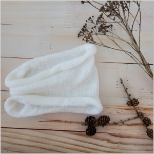 Tuba jednowarstwowa dziecięca. Biała włóczkowa tuba dla dziecka. Komin dziecięcy.