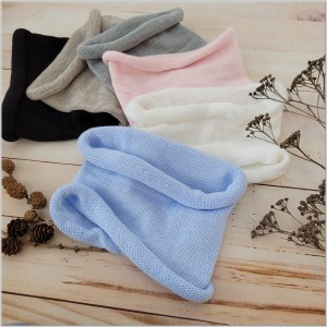 Tuba jednowarstwowa dziecięca. Biała włóczkowa tuba dla dziecka. Komin dziecięcy.