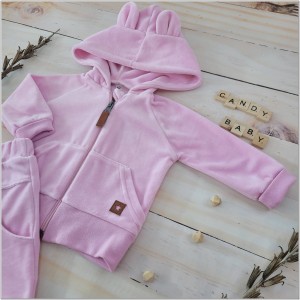 Welurowy dres niemowlęcy. Komplet welurowy dla niemowlaka. Różowy dres dziecięcy. Prezent dla noworodka, niemowlaka. Modny dresik. Bluza z kapturem  i spodnie welurowe z kieszonkami.