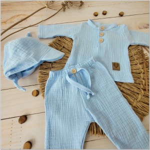 Komplet muślinowy  3 częściowy dla chłopca koszulka + czapeczka +spodnie. Materiał bardzo przyjemny, przewiewny idealny komplet dla niemowlaka koloru błękitnego.