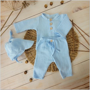 Komplet muślinowy  3 częściowy dla chłopca koszulka + czapeczka +spodnie. Materiał bardzo przyjemny, przewiewny idealny komplet dla niemowlaka koloru błękitnego.