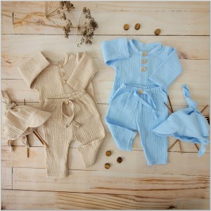Komplet muślinowy  3 częściowy dla chłopca koszulka + czapeczka +spodnie. Materiał bardzo przyjemny, przewiewny idealny komplet dla niemowlaka koloru błękitnego.