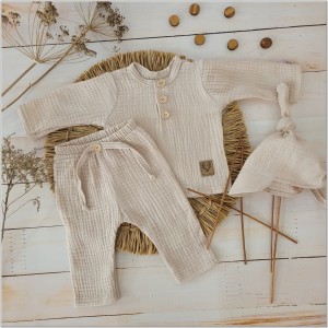 Komplet muślinowy  3 częściowy dla chłopca koszulka + czapeczka +spodnie. Materiał bardzo przyjemny, przewiewny idealny komplet dla niemowlaka koloru piaskowy beż.