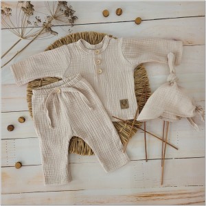 Komplet muślinowy  3 częściowy dla chłopca koszulka + czapeczka +spodnie. Materiał bardzo przyjemny, przewiewny idealny komplet dla niemowlaka koloru piaskowy beż.