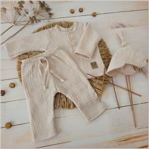 Komplet muślinowy  3 częściowy dla chłopca koszulka + czapeczka +spodnie. Materiał bardzo przyjemny, przewiewny idealny komplet dla niemowlaka koloru piaskowy beż.