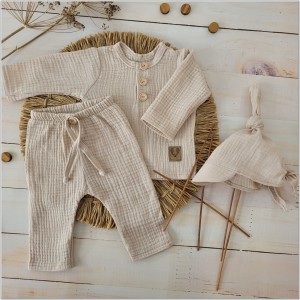 Komplet muślinowy  3 częściowy dla chłopca koszulka + czapeczka +spodnie. Materiał bardzo przyjemny, przewiewny idealny komplet dla niemowlaka koloru piaskowy beż.