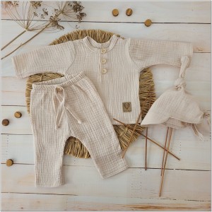 Komplet muślinowy  3 częściowy dla chłopca koszulka + czapeczka +spodnie. Materiał bardzo przyjemny, przewiewny idealny komplet dla niemowlaka koloru piaskowy beż.