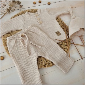 Komplet muślinowy  3 częściowy dla chłopca koszulka + czapeczka +spodnie. Materiał bardzo przyjemny, przewiewny idealny komplet dla niemowlaka koloru piaskowy beż.