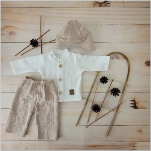 Elegancki muślinowy  3 częściowy dla chłopca koszula + czapka+ spodnie. Przewiewny i komplet dla niemowlaka w kolorze piaskowym.