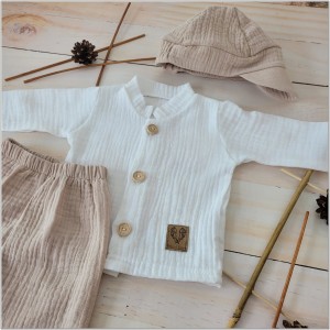 Elegancki muślinowy  3 częściowy dla chłopca koszula + czapka+ spodnie. Przewiewny i komplet dla niemowlaka w kolorze piaskowym.