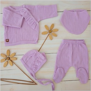 Muślinowa wyprawka niemowlęca. Liliowa muślinowa wyprawka dla noworodka. Wyprawka na prezent dla noworodka.