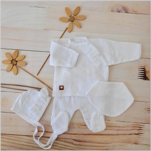 Muślinowa wyprawka niemowlęca. Biała muślinowa wyprawka dla noworodka. Wyprawka na prezent dla noworodka.