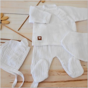 Muślinowa wyprawka niemowlęca. Biała muślinowa wyprawka dla noworodka. Wyprawka na prezent dla noworodka.