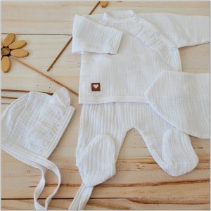 Muślinowa wyprawka niemowlęca. Biała muślinowa wyprawka dla noworodka. Wyprawka na prezent dla noworodka.