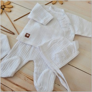 Muślinowa wyprawka niemowlęca. Biała muślinowa wyprawka dla noworodka. Wyprawka na prezent dla noworodka.