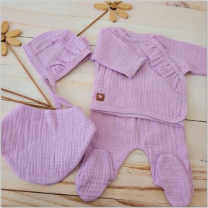 Muślinowa wyprawka niemowlęca. Liliowa muślinowa wyprawka dla noworodka. Wyprawka na prezent dla noworodka.