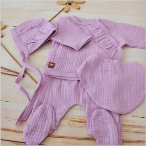 Muślinowa wyprawka niemowlęca. Liliowa muślinowa wyprawka dla noworodka. Wyprawka na prezent dla noworodka.