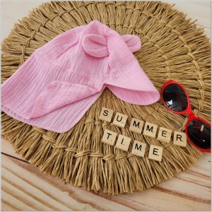 Niemowlęca czapka muślinowa. Czapka na lato dla niemowląt. Czapka muślinowa niemowlęca z uszkami i przedłużanym tyłem. Przewiewna muślinowa czapka na lato dla dziecka.