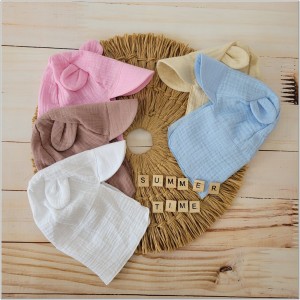 Niemowlęca czapka muślinowa. Czapka na lato dla niemowląt. Czapka muślinowa niemowlęca z uszkami i przedłużanym tyłem. Przewiewna muślinowa czapka na lato dla dziecka.