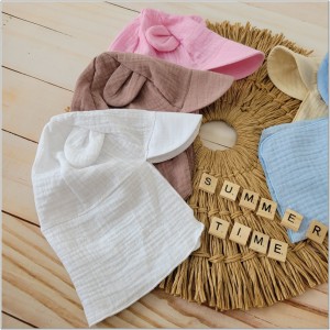 Niemowlęca czapka muślinowa. Czapka na lato dla niemowląt. Czapka muślinowa niemowlęca z uszkami i przedłużanym tyłem. Przewiewna muślinowa czapka na lato dla dziecka.